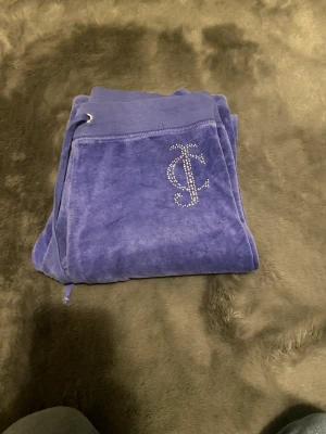 Juice couture byxor - Säljer mina juice couture byxor pga fel storlek. Storlek xs de är  inte slitna alls bra skick🥰betala med swis