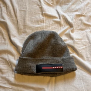 Prada mössa - Säljer min Prada mössa. Använd fåtal gånger