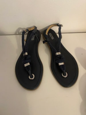 MK gulliga tofflor  - Äckta !!! Jag köpte dem för nått år sen men dem satt ej bra på mig så använde dem kanske två gånger MAX!!! Super gulliga och fina 🤩köpte dem för 1200kr