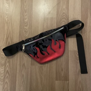 Magväska - Magväska i PVC material med eldflammor, inköpt på en vintage marknad i London