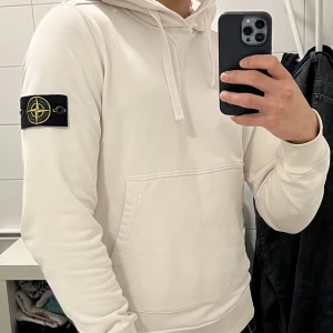 Stone island hoodie strl S - Vit/creme hoodie i gott skick 8/10, endast några mindre fläckar som man ej tänker på. Storlek S. Patchen är ny.