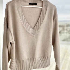 Stickad tröja  - Beige stickad tröja från Bik Bok. Aldrig använd, storlek S. 200 kr + frakt 