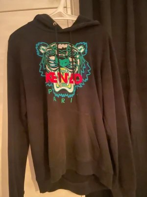 Pantagonia och kenzo - Säljer en kenzo hoodie och en pantagonia vindjacka. De båda är i väldigt bra skick men ett litet hål i armhålan på hoodien. 1000kr för båda