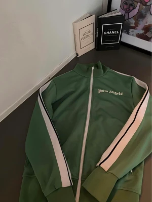 Palm angels  - Helt oanvänd Palm angels tröja.  Qr kod för att scanna äkthetsbeviset innanför tröjan. Storlek: Xs/s   Pris diskuteras vid snabb affär. 