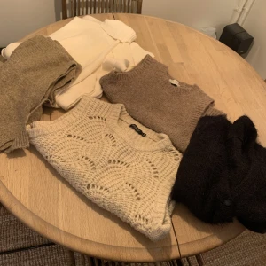 Västar - Västar Vit lång väst, 3 korta västar och den svarta är en tröja med knappar