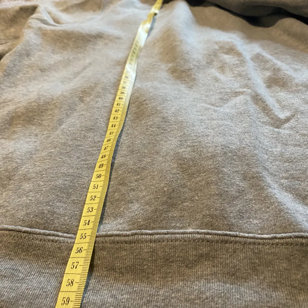Säljer denna Zip hoodien från Ralph Lauren med original pris på cirka 1100kr. Passar längder 160-180cm (Vuxenstorlek XS-S, barnstorlek XL) Inga hål, fläckar eller synligt slitage. Erbjuder givetvis leverans.. Hoodies.