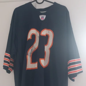 Oversized fotbollströja - Cool amerikansk fotbollströja, har använts som oversized. Använd men i bra skick, köpt secondhand. 