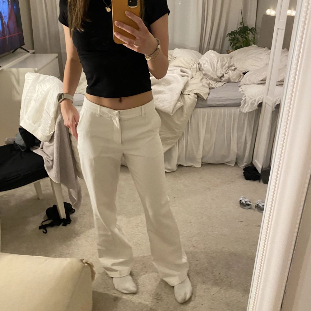 Vita kostym byxor från Bik bok i mid waist, köpte dem 2019 men ej använda mycket💕jag är 170 lång och byxorna är långa på mig💗. Jeans & Byxor.