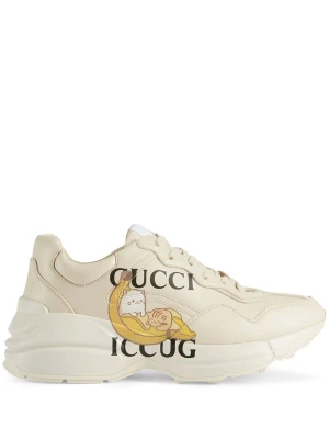 Gucci x bananya rhyton sneakers  - Bra skick färgen är inte bort skrapade och inga märken på skorna, bara lite på undersidan av skorn så ser man att man har gått men inte så mycket.Man får med box, påse, dustbags och ett äkta kort bevis, skickar såklart bild på varan original pris 8000kr.