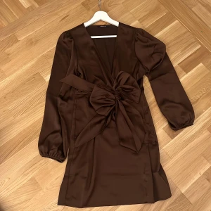 Klänning  - Festlig klänning i ny skick 