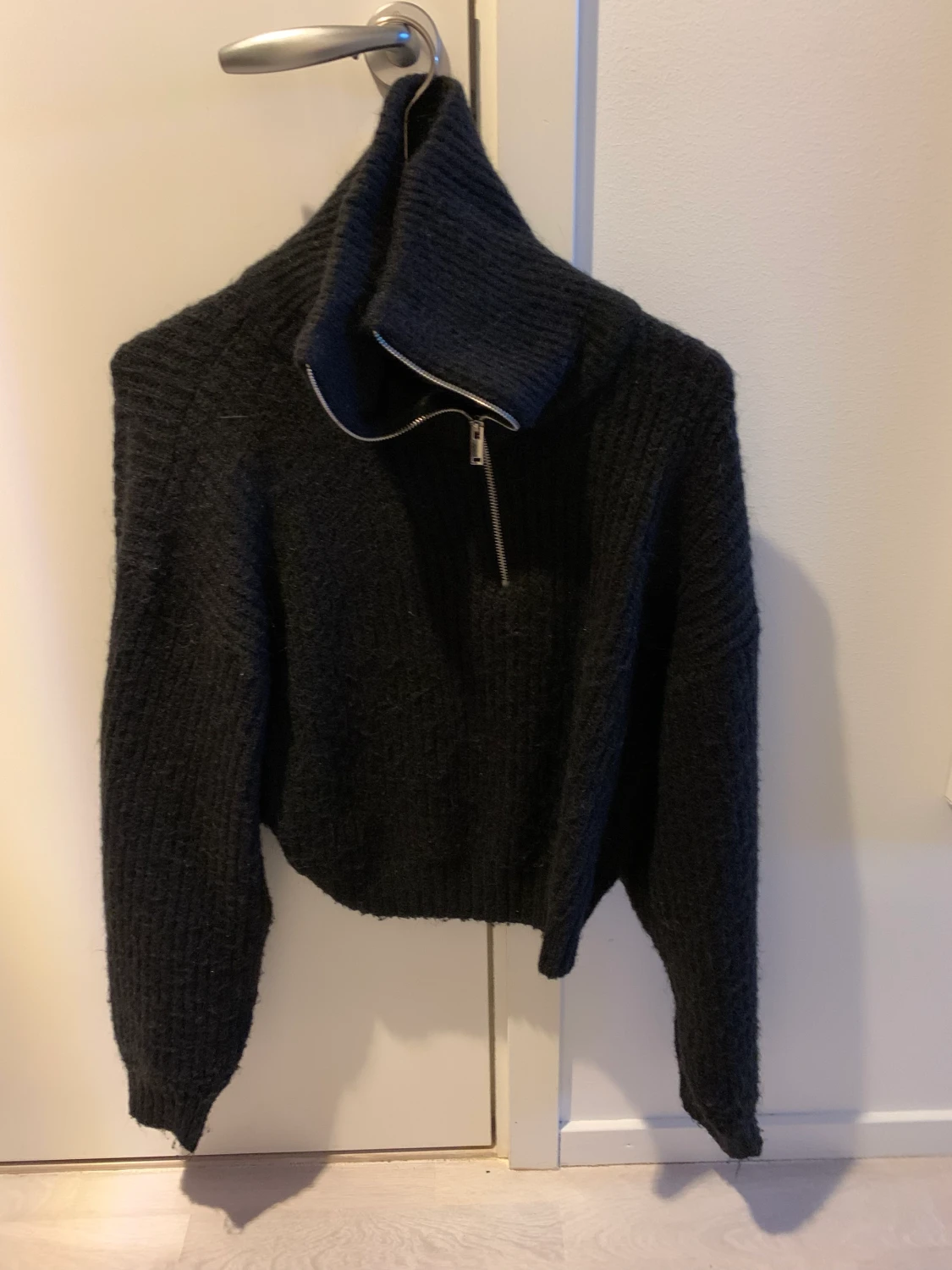 Svart stickad tröja