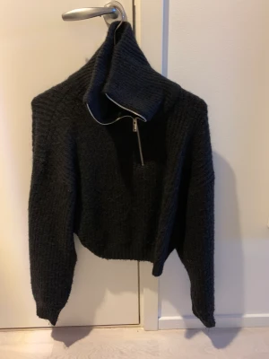 Svart stickad tröja - Svart stickad tröja. Jag har vanligtvis storlek M och denna passar bra. Den är lite kortare i modellen men stor och pösig. Köpt begagnad här men knappt använd och i gott skick!