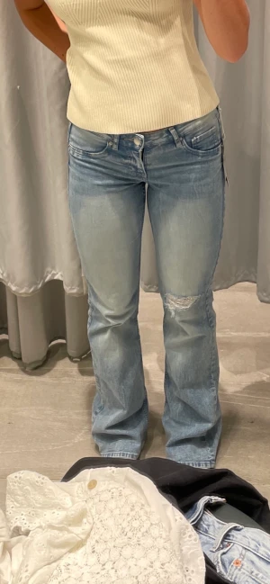 Hm lågmidjade jeans - Säljer dessa jättefina lågmidjade jeans från hm. Bra skick foruminlägg att de är lite sönder längst nere vid hälen då dom är lite långa på mig. Hör av er vid intresse.