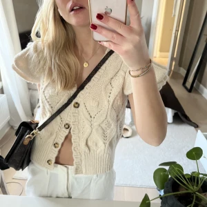 Zara stickad beige väst M - Nu säljer jag min fina beiga stickade väst från zara! ☺️Max använd 3 gånger, jättefin att ha till ett linne och ett par jeans! ☺️Säljer för 150 kr