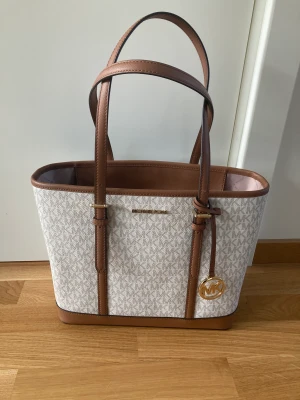 Som Ny Fin Mk Väska - Säljer min knappt använda Mk väska Längd 34cm Höjd 24,5 Nypris 1700kr Mitt pris 700kr Hänger bara i garderoben