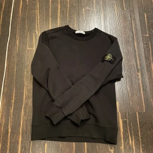 Stone Island Tröja - Tja säljer min svarta stone island tröja. Storlek: M Skick: 9/10