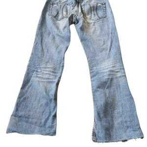 vintage jeans i bra skick! tyvärr är för små för mig! ny pris var 1500kr. Midje 35, inneben 74