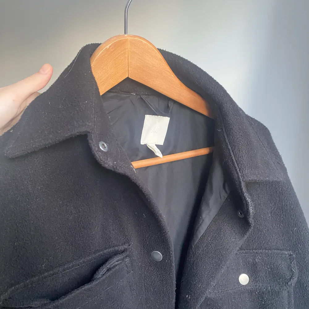 Säljer min svarta skjortjacka från hm då den inte används längre! I gott skick, använd men inga tecken på slitningar eller liknande. Är i storlek S men är väldigt oversized så funkar till M och L också💓. Jackor.