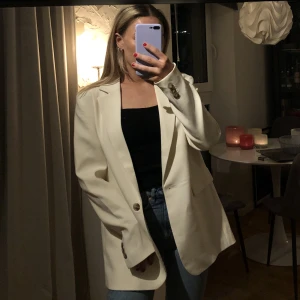 Kavaj - Säljer denna krämvita kavaj i storlek 38, knappt använd