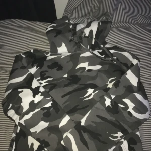 Game - Armé hoddie Game aldrig använd stor för sin storlek 