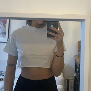 Vit croppad tisha  - Snygg vit croppad tisha som knappt är använd! 