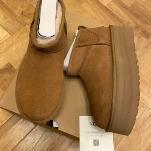 Ugg mini kängor - Storlek 38, köpta i England och passade inte min systerdotter så säljer dessa vidare 🫶🥺 kan mötas upp!