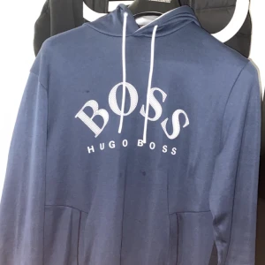 Hugo boss  - Storelk M. Så gott som ny. Säljer väldigt billigt för den är för liten. Hör av er bara!