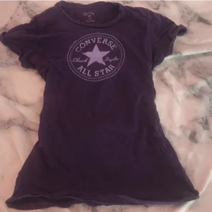converse tröja - lila jättesnygg converse t-shirt! 