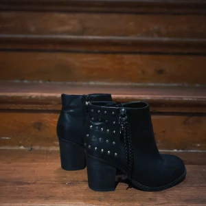 Svarta boots med klack och nitar - Storlek 36. Knappt använda. Jättefina och sköna men lite för små för mig som har 36,5 i storlek. 