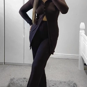 Fint brunt sett! - Detta tvådelad outfit passar perfekt till sommaren samt våren! Den är så skön och ha på sig! Du kan till och med gå runt med den hemma! Settet är slutsåld överallt, Jag har tagit på mig den cirka 5 gånger jag köpte den för 350kr, men säljer den för 200kr 