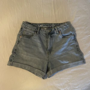 Jeansshorts - Säljer ett par jeansshorts som endast är använda ett fåtal gånger i strl 152 från Kappahl. Köparen står för frakten🤍