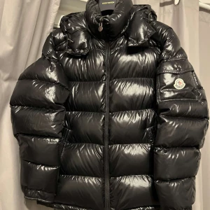 Moncler Maya - Hej! Säljer nu en fin moncler maya giubutto i svart färg i storlek 4. Jackan sitter som en storlek M/L ( stor medium och tts large). 9/10 skick, inga flaws. Jackan är köpt på monclers butik på birger jarlsgatan, allt og finns inkl kvitto. Pris: 7500 sek.