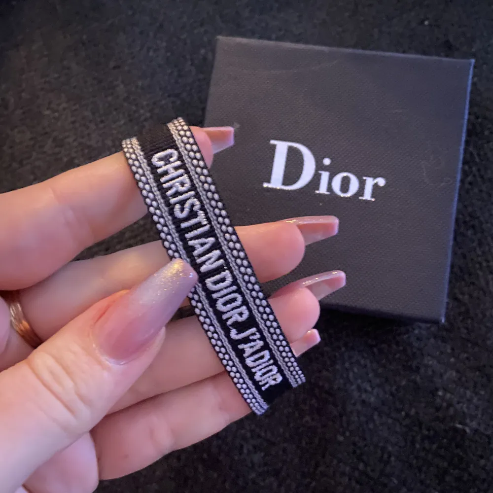 Dior inspirerat armband med tillhörande box. Accessoarer.