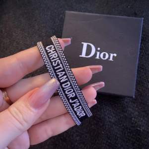 Dior inspirerat armband med tillhörande box