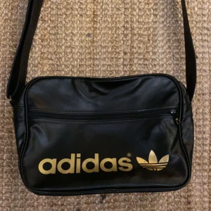 axelväska adidas  - adidas axelväska med guldigt tryck (gamla designen) ❤️