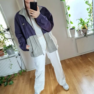 Nike jacka - VÅRRENSNING! Nike jacka, L, lila/grå/vit. Trasig dragkedja men säkert lätt att fixa. Det går att stänga, men går upp i botten av dragkedjan