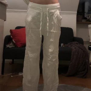 Vita sköna byxor - Ett par superskönt vita byxor ifrån gina tricot young, nästan aldrig använda så i bra skick! 