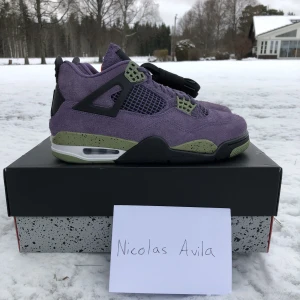 Jordan 4 Canyon Purple - Jordan 4 Canyon Purple, helt nya (DS). Kommer med extra svarta skosnören. Har du några frågor eller vill ha fler bilder så är det bara att skriva i DM!