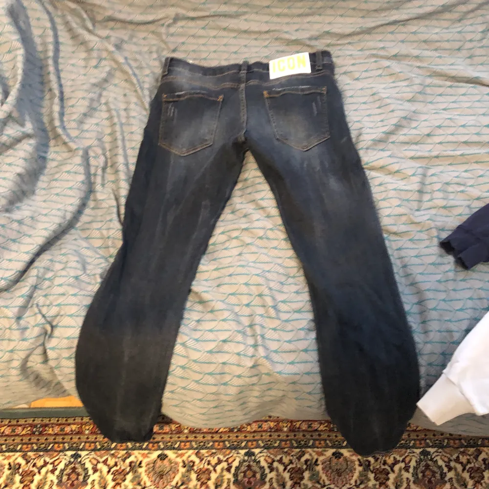 Säljer nu mina byxor som är för små storlek XS / 160. Jeans & Byxor.