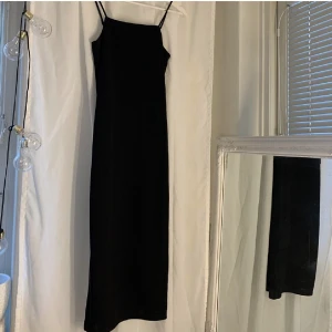 Klänning  - H&M med tagg kvar