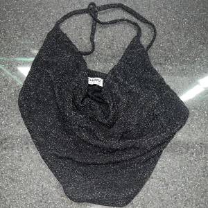 Glitter linne - Säljer en helt ny glitter linne från Nelly i storlek 36. Pris 150kr