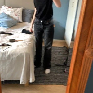 Zara jeans - Säljer dessa snygga jeans då jag inte använder dem längre. De är dock slitna där nere men annars i bra skick! Köparen står för frakten💘