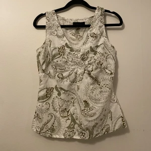 Bohemisk top - Bohemisk top från vero Moda i storlek s med paljetter o pärlor 