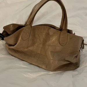 Stor väska - Fin stor väska i beige i skinn från La Martina Milano. Svart inuti, har många fack och är väldigt rymlig. Hör av er vid frågor!💕