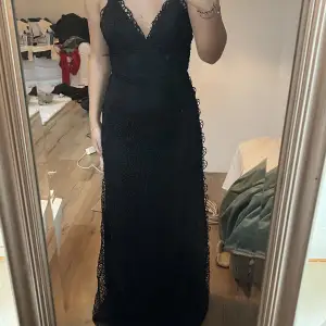 Svart balklänning från DM retro i storlek XS, använd 1 gång Jag är 165 cm lång och klänningen är bra längd för mig 