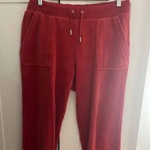 Juicy couture byxor - Säljer mina röda juicy couture byxor som jag köpt här på Plick. Använda typ två gånger så de är fortfarande i fint skick. De är i storlek L. Köpte för 700 därav säljer billigt 😇