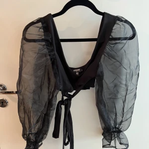 Topp med festliga ärmar - Aldrig använd Lappar kvar Passar S-M