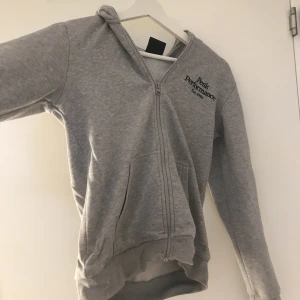Zip hoodie peak performance  - En jätte fin peak performance tröja andvänd få tal gånger den är i st 160 men passar XS/S skriv vid frågor och funderingar ❤️❤️ Ni står för frakten!! 66kr