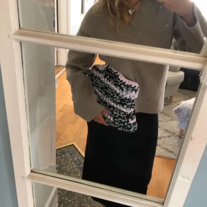 Virkad väska  - Multicolored, unik och handgjord väska! Relativt stor, får plats med en dator och allt annat man behöver 👜 färg: rosa, grå & svart. Gör liknande och andra modeller på beställning!  @lovisa_design på instagram!