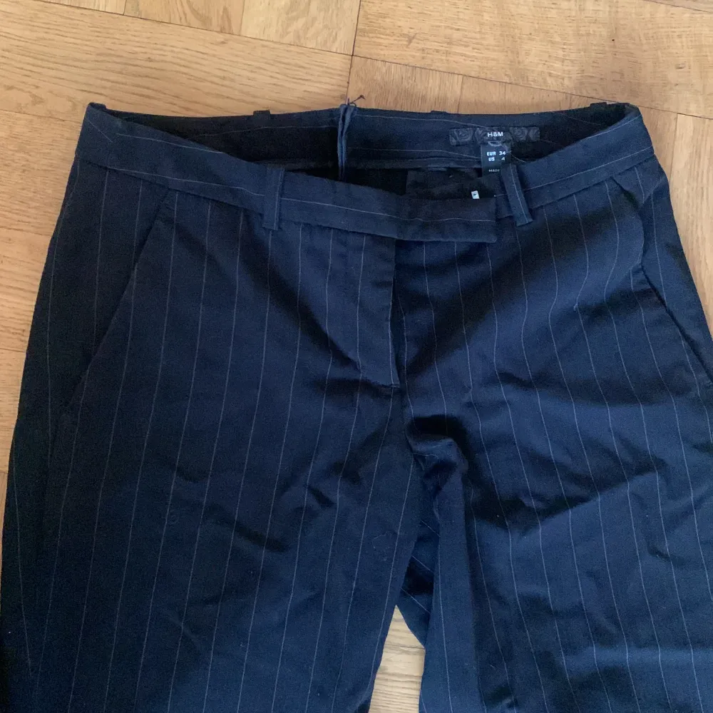 low waist kostymbyxor från h&m köpt secondhand. sömmen i byxslutet är sprättade så dom ska bli längre (se bild). Dom är svarta men ser lite blå ut på bilderna. Jeans & Byxor.